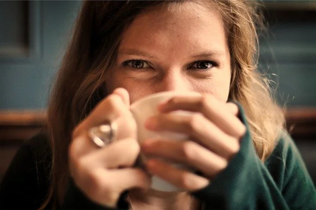 Vrouw geniet van koffie na haar burn-out